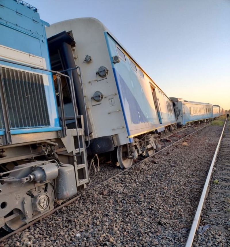 Descarrilar un tren con ms de 240 pasajeros